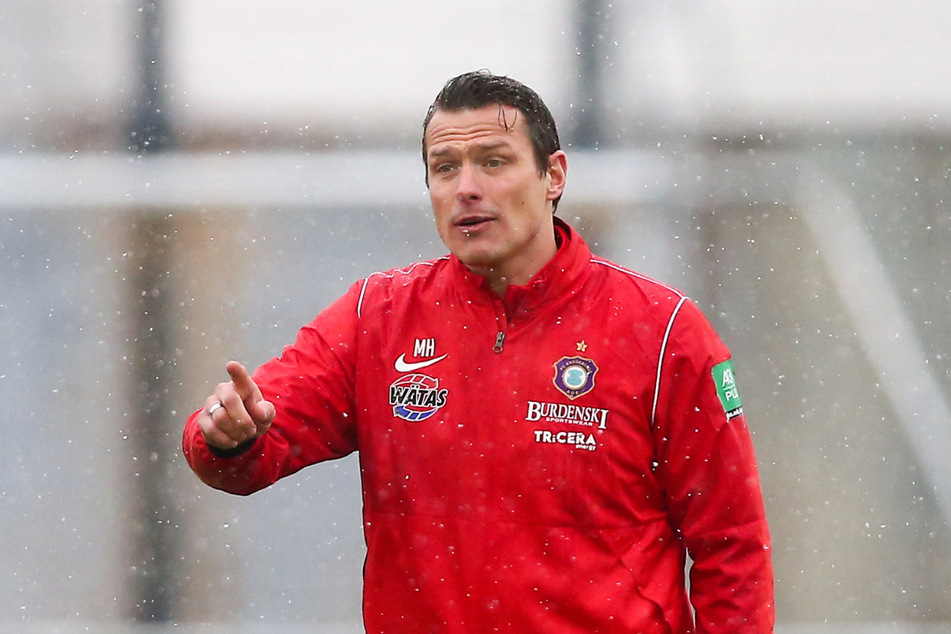 FCE-Teamchef Marc Hensel (35) wurde von seiner Mannschaft beim Test in Dresden regelrecht im Schneeregen stehengelassen.