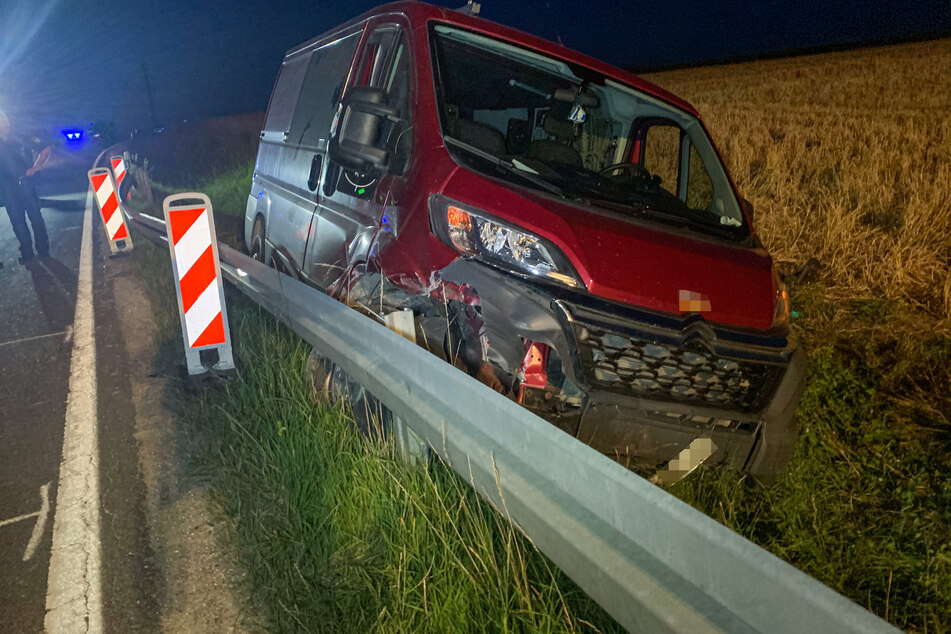 Der 53-jährige Fahrer des Kleinbuses starb noch am Unfallort.