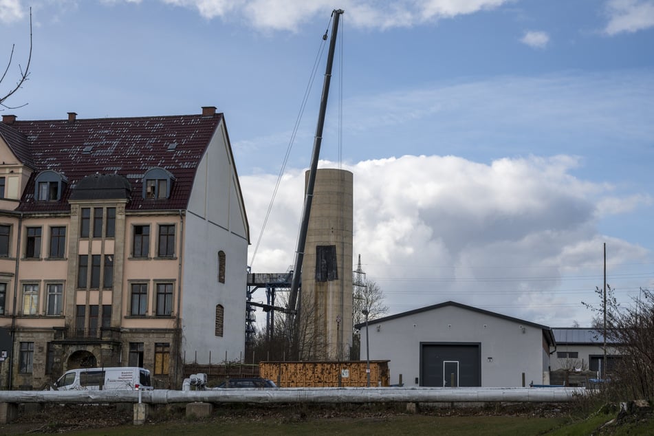 Aktuell steht noch ein Teil der alten Esse: Im Mai soll auch der Rest verschwunden sein.