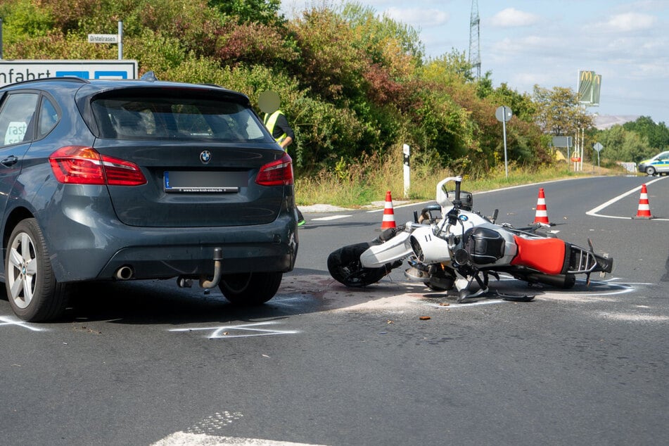BMW-Fahrer übersieht beim Linksabbiegen Motorrad: Biker (†61) bei Crash tödlich verletzt