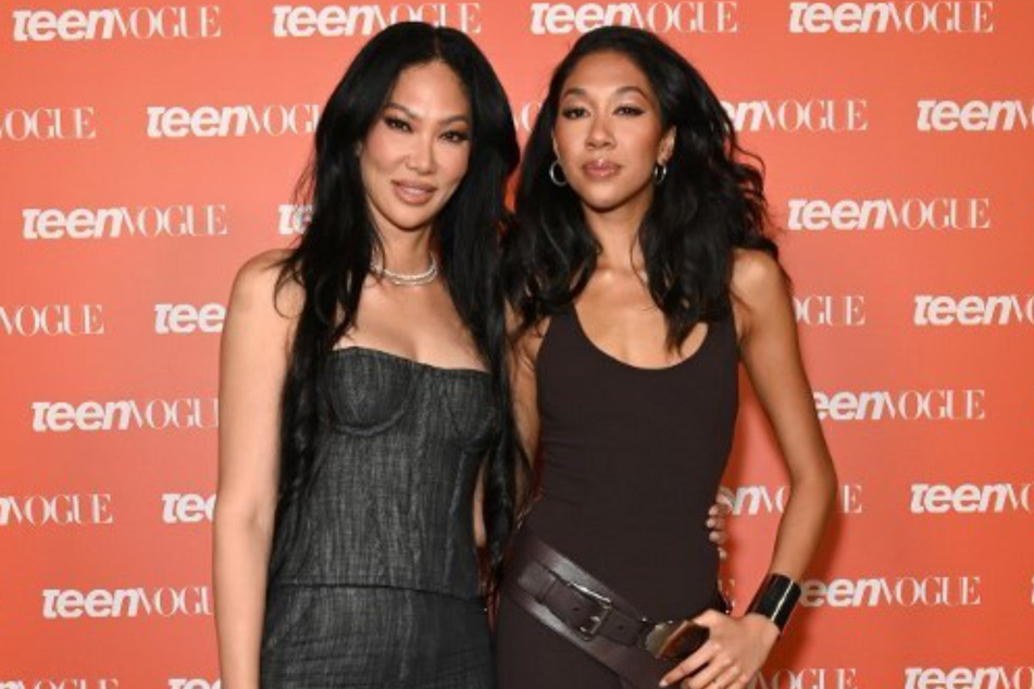 Kimora Lee Simmons (49, l.) mit ihrer Tochter Aoki.