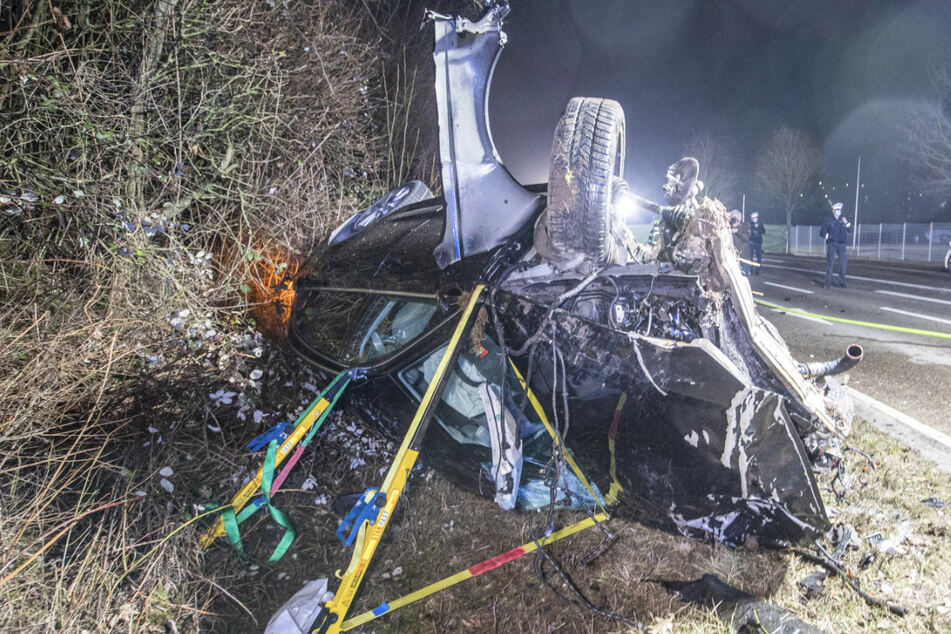Zur Unfallaufnahme und Bergungsarbeiten waren 27 Einsatzkräfte und ein Polizeihubschrauber eingesetzt.