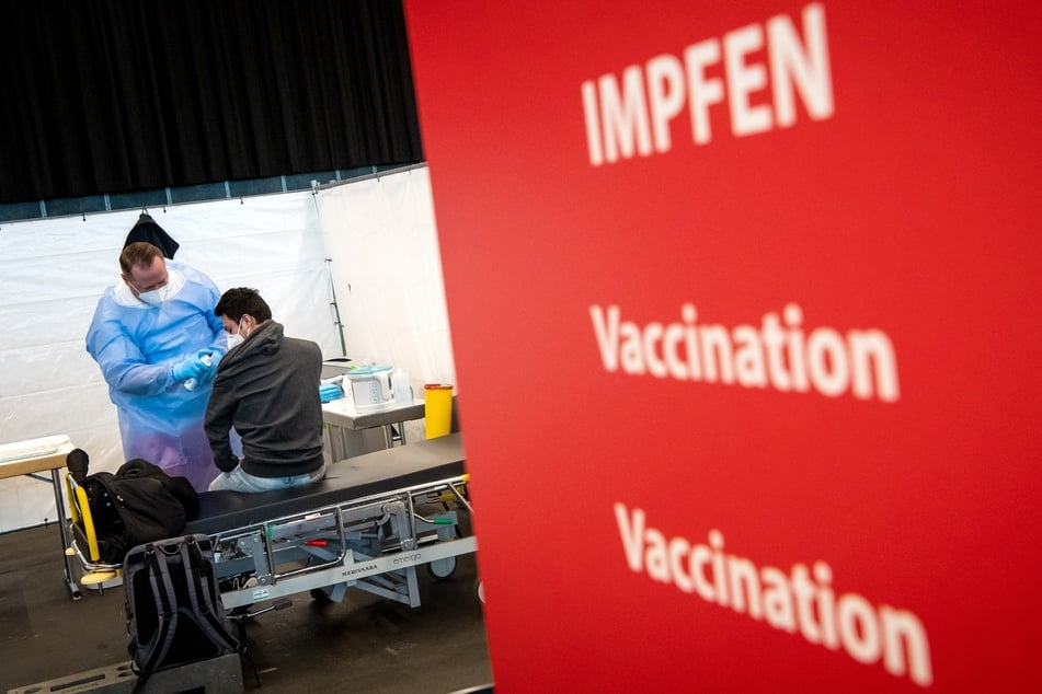 Ein Mann wird im Bremer Impfzentrum geimpft.
