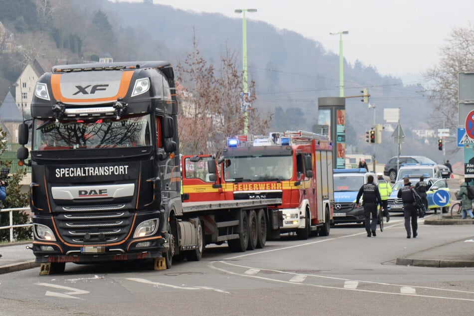 Die Einsatzkräfte der Polizei, Feuerwehr und des Rettungsdienstes rückten im Großaufgebot an.