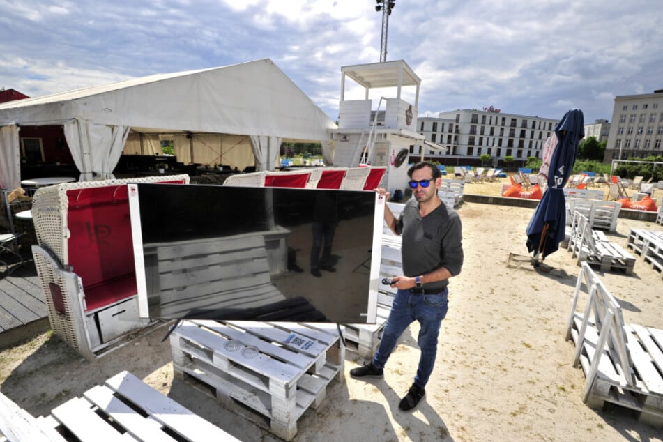 Uferstrand-Chef Marcel Kummers (36) stellt für das Public Viewing zwei 85 Zoll große Fernseher auf.