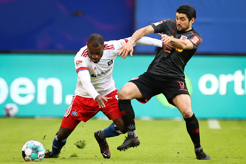 Mittelfeldmotor David Kinsombi (l.), hier im Zweikampf mit Regensburgs Oliver Hein, traf zum 1:0 für den HSV gegen den SSV Jahn Regensburg.