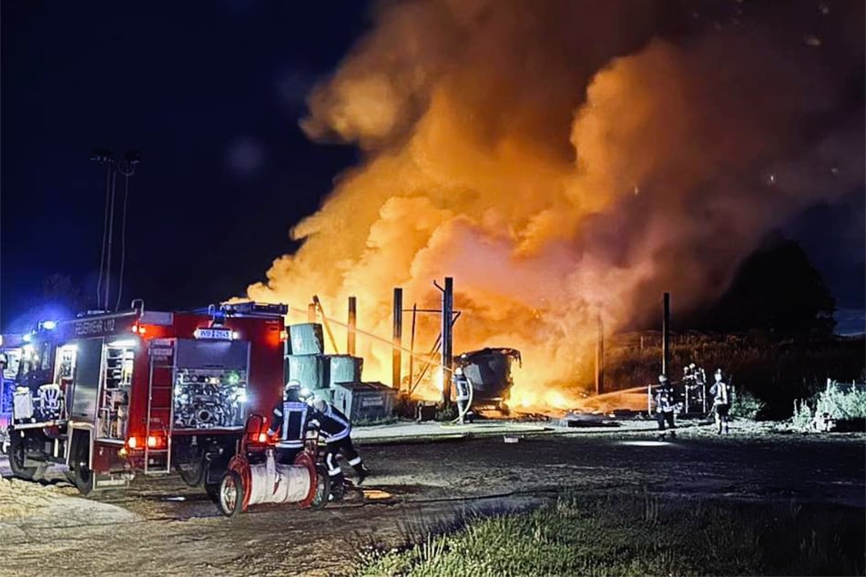 Dichter Rauch war schon von Weitem zu sehen, als das Strohlager im Wittenberger Ortsteil Kropstädt in Flammen aufging.