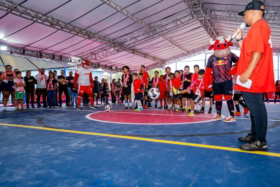 RB Leipzig und RB Bragantino weihten am Wochenende den gemeinsamen Fußballplatz ein.