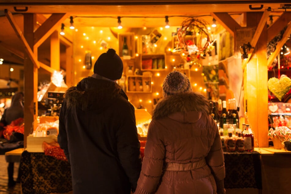 Beim weihnachtlichen Adventsmarkt kann geschlendert, gekauft und geschmaust werden. (Symbolbild)