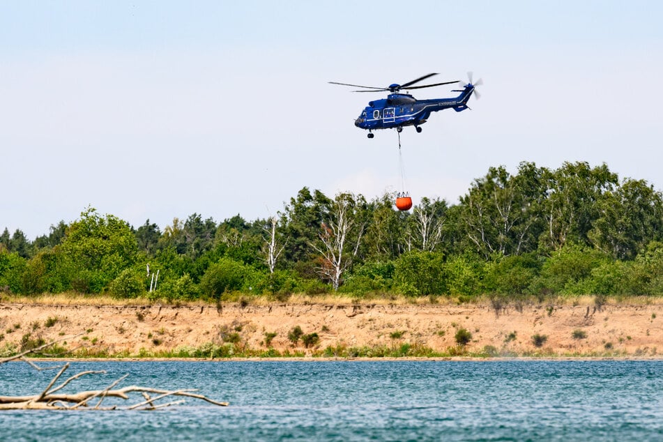 Ein Löschhubschrauber der Bundespolizei ist in der Nähe von Jacobsthal im Einsatz.