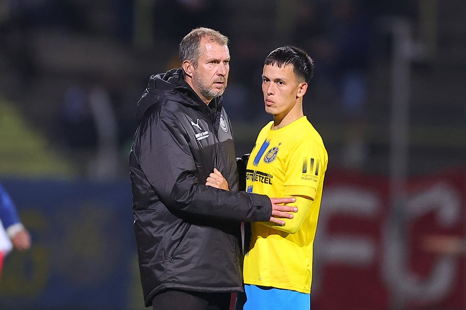 In der Vorsaison war Pasqual Verkamp (28, r.) aus der Startelf von Lok Leipzig kaum wegzudenken. Jetzt lässt ihn Trainer Jochen Seitz (49) oftmals draußen.