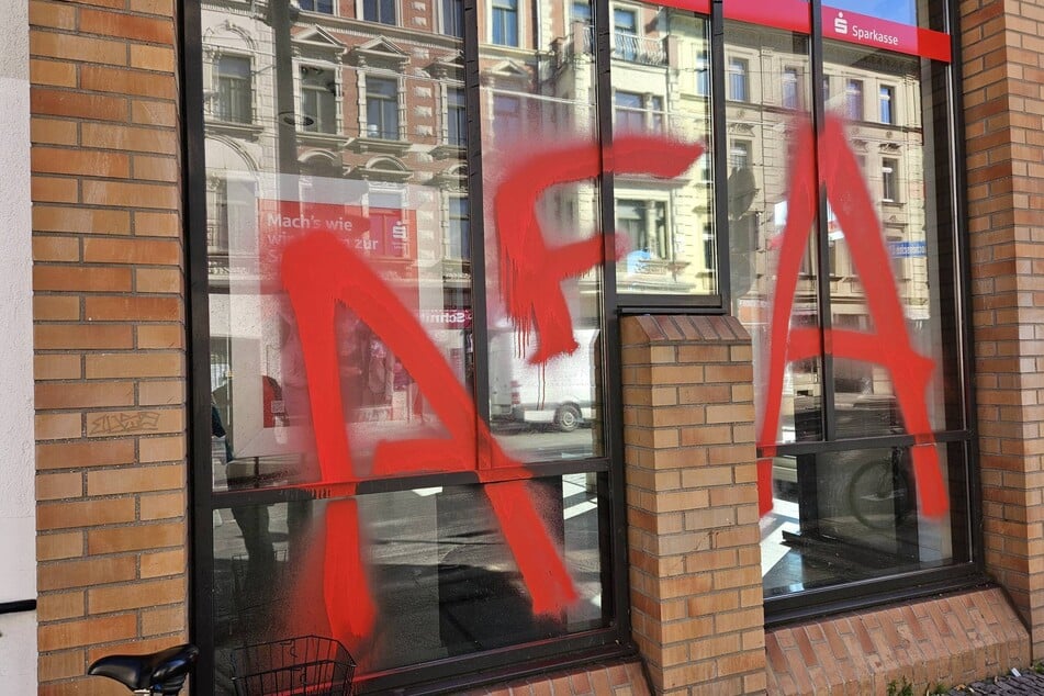 Auf der Sparkasse hinterließ die Gruppe einen Schriftzug.