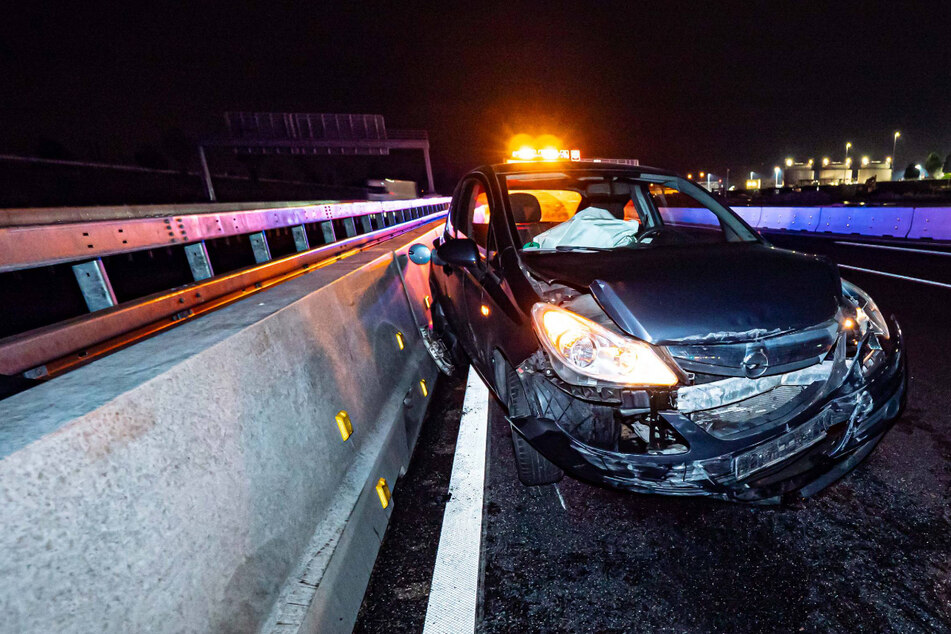 Auf Autobahn: Streifenwagen verursacht Unfall, Ermittlungen gegen Polizisten