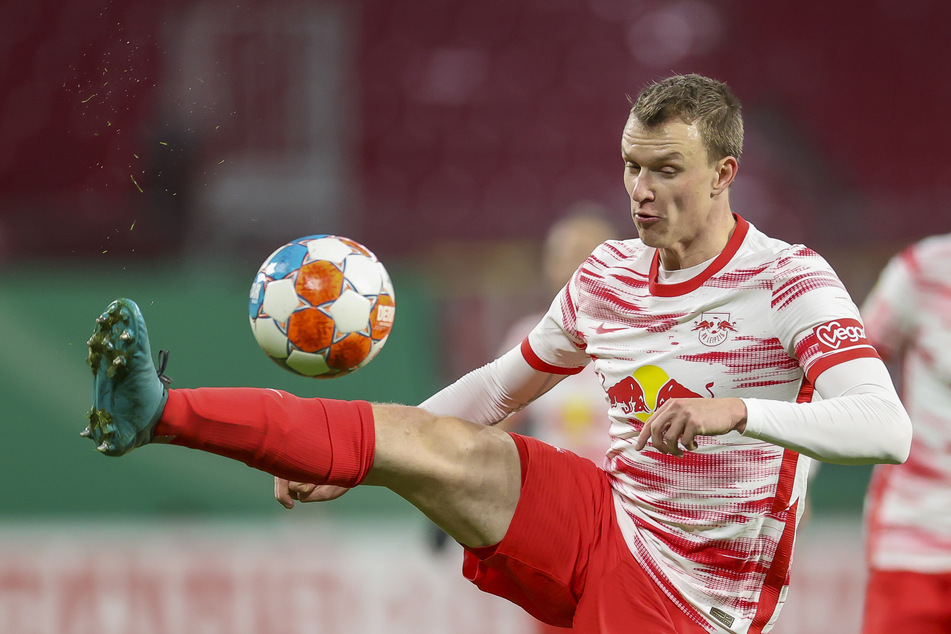 Während des Spiels gegen den VfB Stuttgart verletzte sich Lukas Klostermann (26) sein Sprunggelenk.