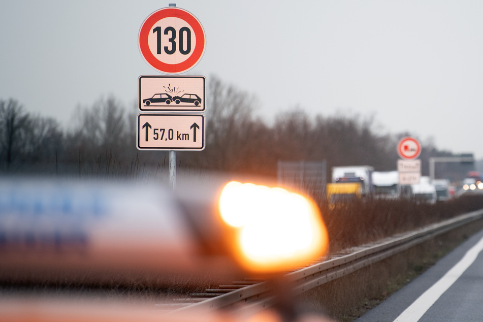 Völlig betrunkener Lkw-Fahrer baut Unfall auf Autobahn