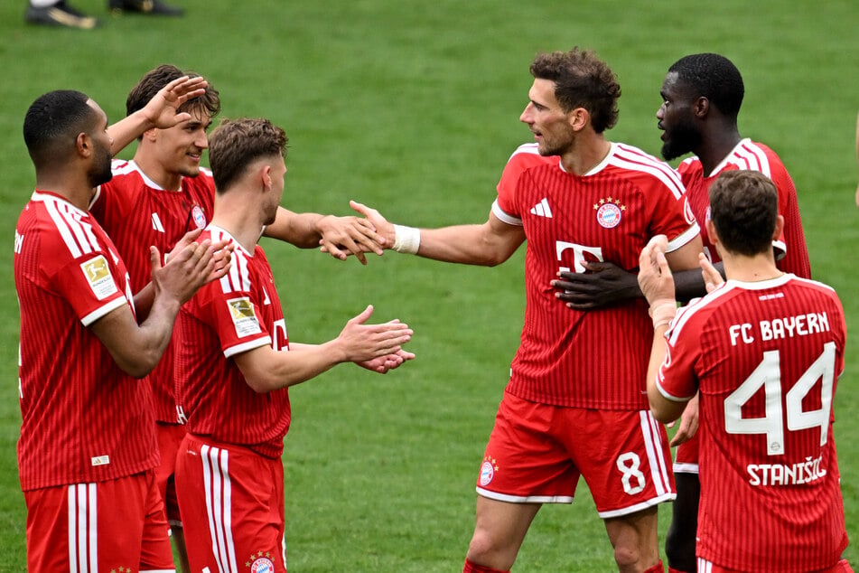 Leon Goretzka wird zum Abschied von seinen Mannschaftskameraden geherzt.