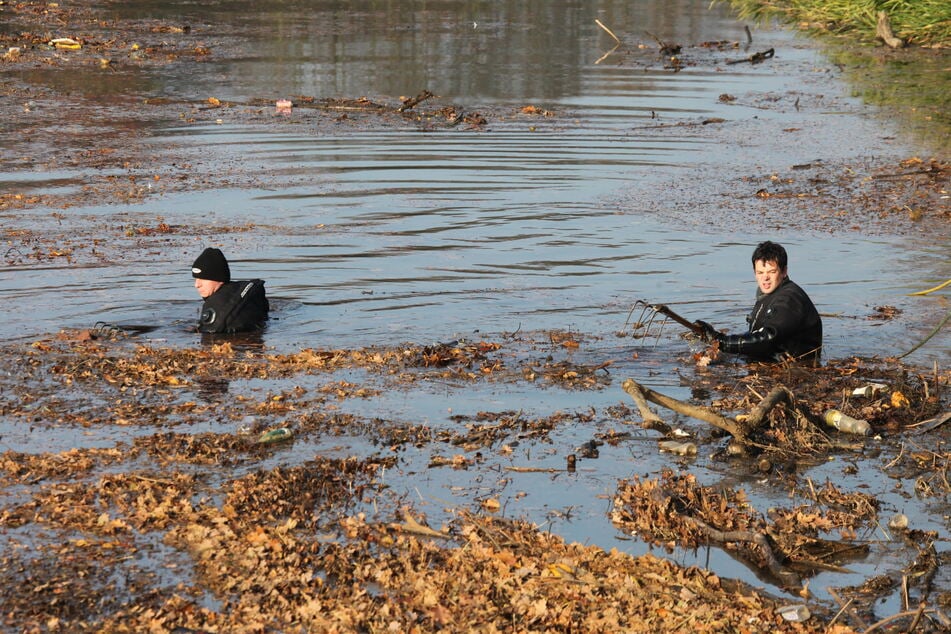 Polizeitaucher suchen im November 2011 das Leipziger Elsterflutbecken ab.