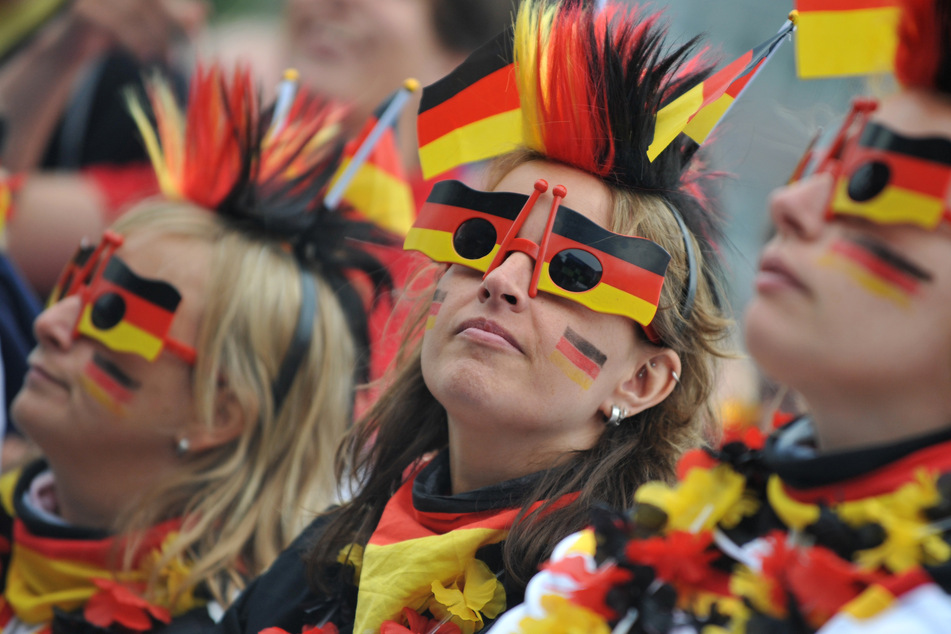 Fans der deutschen Fußball-Nationalmannschaft können die WM-Spiele des DFB auf verschiedenen Sendern schauen.