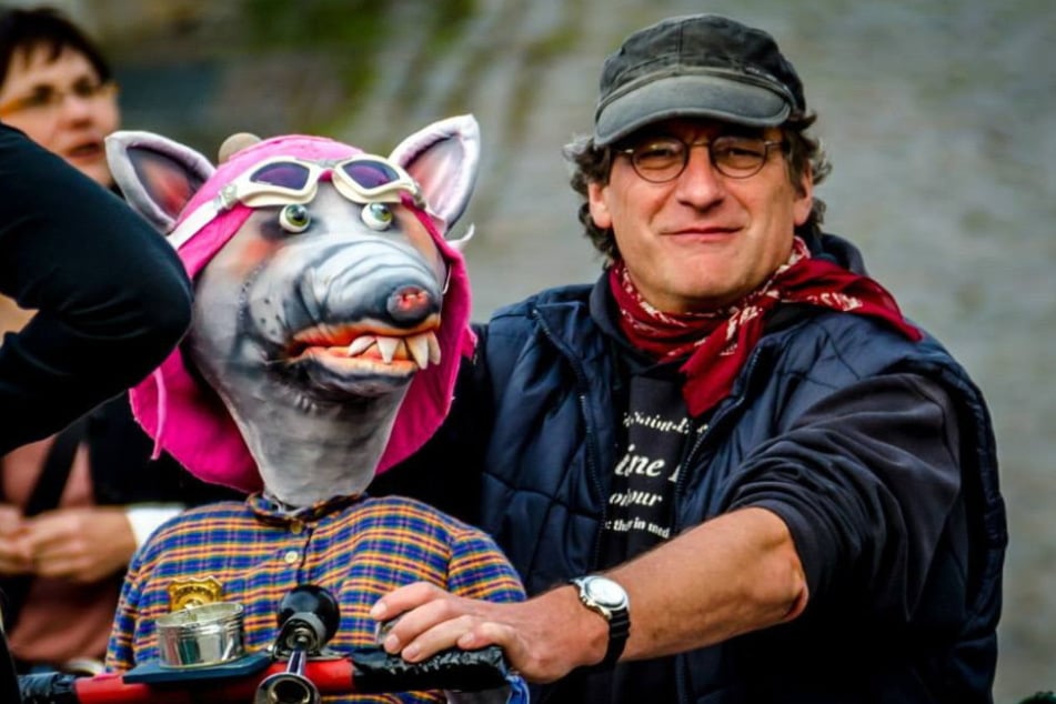 Puppenspieler Michael Schmidt (59) will eine neue Theatertruppe für die Küchwaldbühne aufbauen.