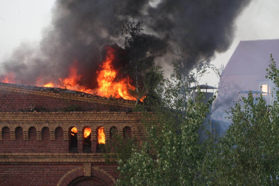 Das alte Industriegebäude steht in Flammen.