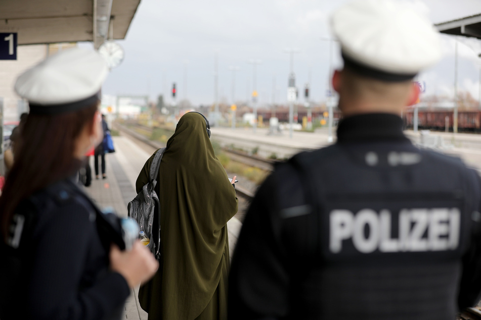 Seit August 2020 müssen Bahnreisende ohne Maske in Nordrhein-Westfalen mit einem Bußgeld von 150 Euro rechnen. (Symbolfoto)