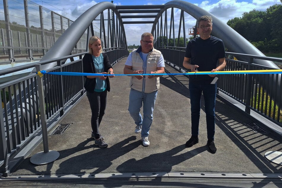 Julia Sonne (l.) und René Wenzel (m.) vom Mobilitäts- und Tiefbauamt geben die Brücke gemeinsam mIt Baubürgermeister Thomas Dienberg (r.) frei.