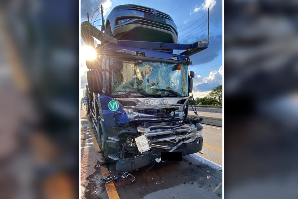Ein Lkw raste auf der A2 in der Börde ins Stauende.