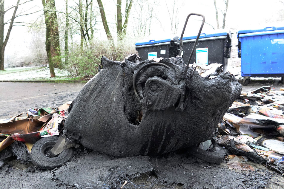 In der Nacht zu Montag brannten auf dem Kaßberg mehrere Mülltonnen ab. (Symbolbild)