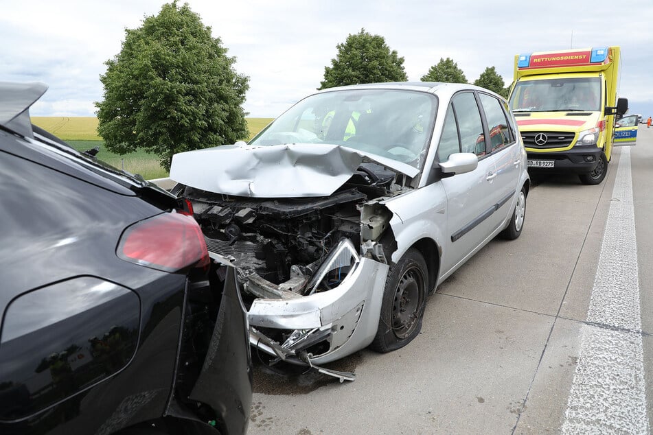 Der Renault sowie der Opel Corsa sind sichtlich vom Unfall gezeichnet.