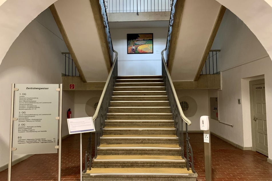 Gerade mal hundert Jahre alt und schon ein Fall für den Baustatiker. Die Treppe im Flügel C des Torgauer Landratsamts ist ab sofort gesperrt.