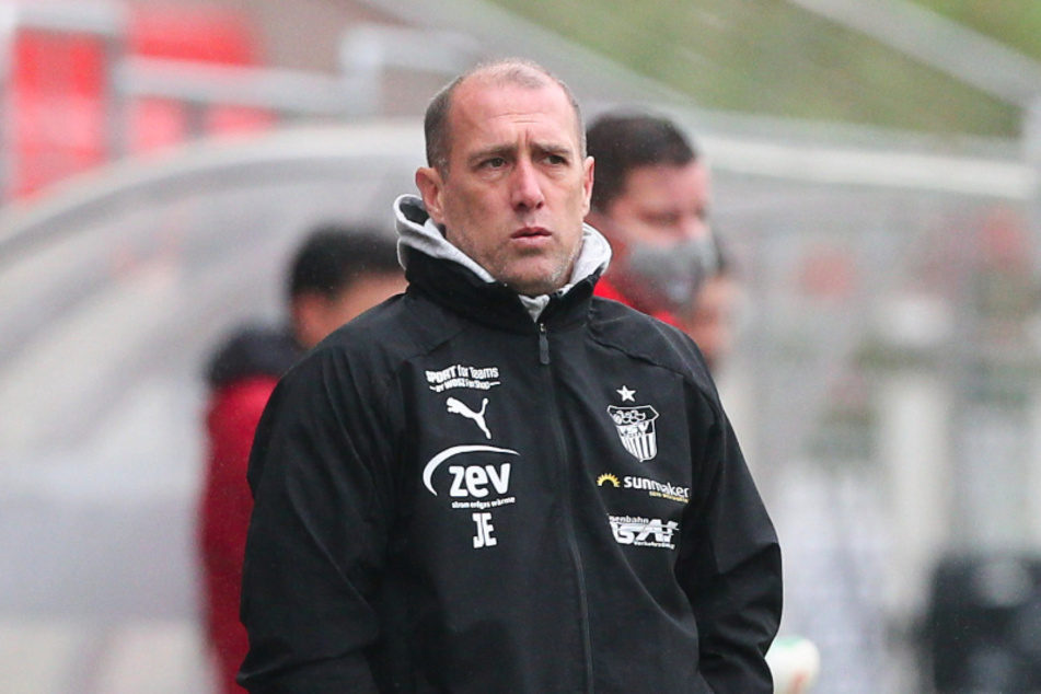 FSV-Trainer Joe Enochs musste nach der Roten Karte reagieren, hatte dabei aber nicht das glücklichste Händchen.