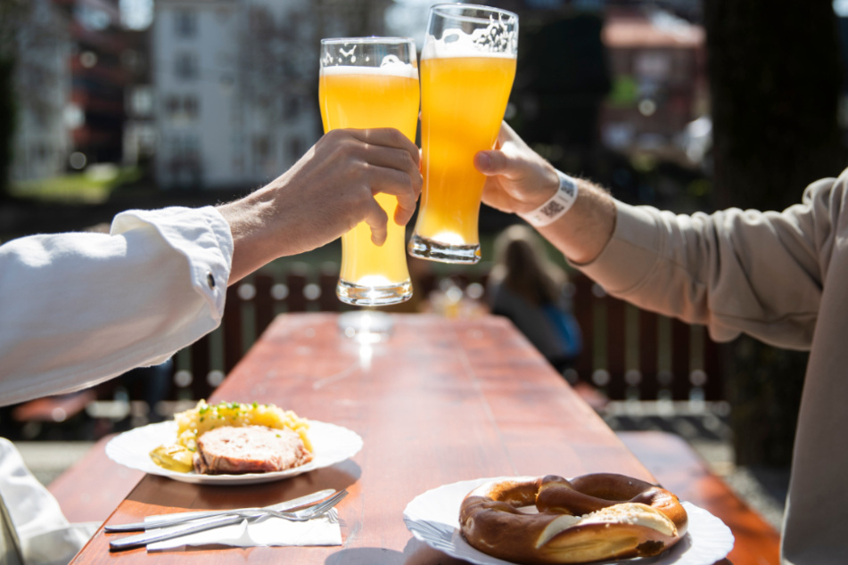 In 13 Landkreisen und kreisfreien Städten in Bayern öffnen ab Montag die Biergärten wieder. (Symbolbild)