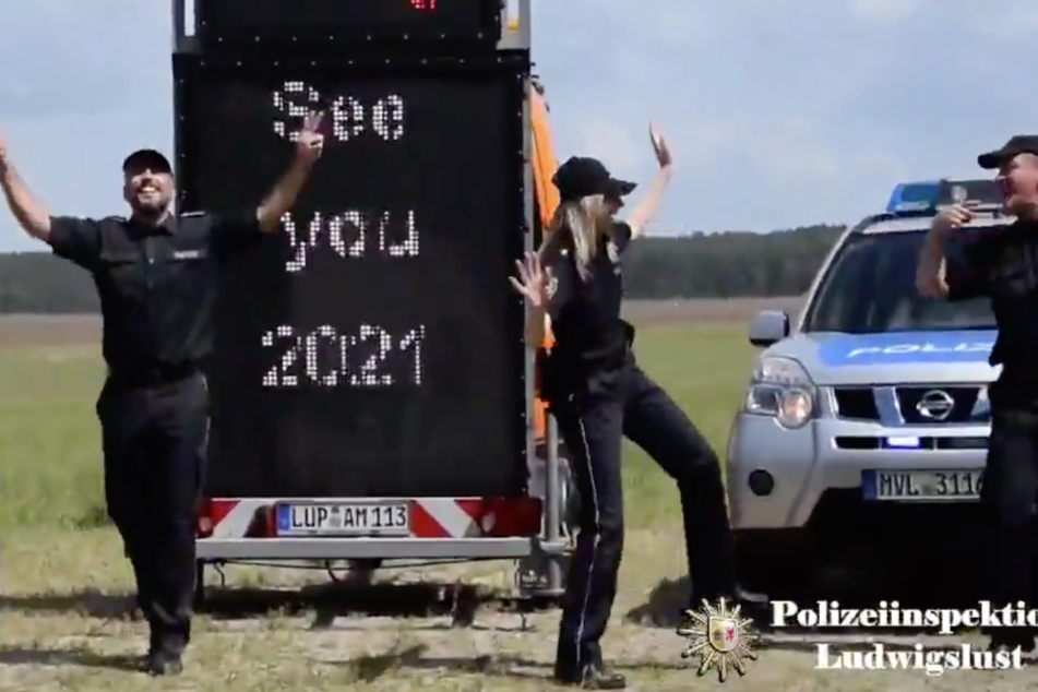 Party-Polizei: In einer Szene des Videos raven die Polizisten.