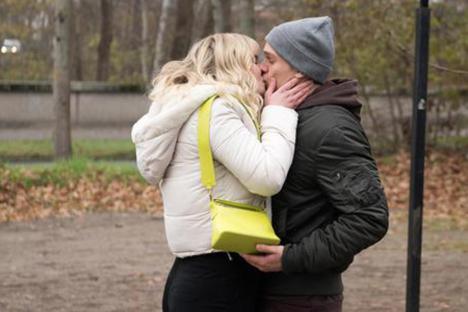 Durch ihren Erfolg euphorisiert lässt Charlotte (Malene Becker, 29) sich vom Moment hinreißen und küsst Marvin (Maurice Pawlewski, 24) impulsiv.