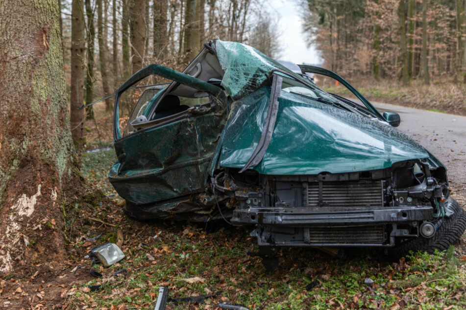 Das Fahrzeug wurde durch den Unfall enorm beschädigt.