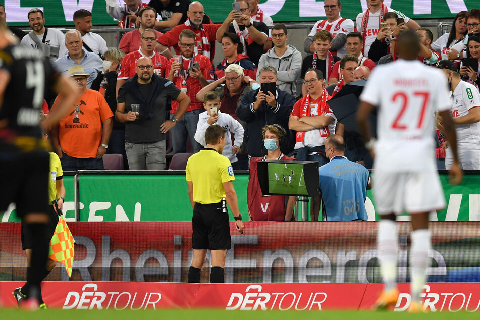 Dr. Felix Brych (46) sah sich die Szene zum 1:0 für Köln lange am Bildschirm an.