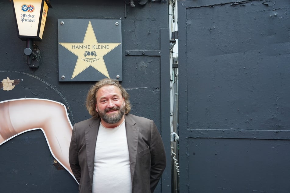 Kurz vor der Show: Marlon Klemm (52) unter dem Stern von Kneipen-Gründer Hanne Kleine (†2011) vor der Ritze auf der Hamburger Reeperbahn.