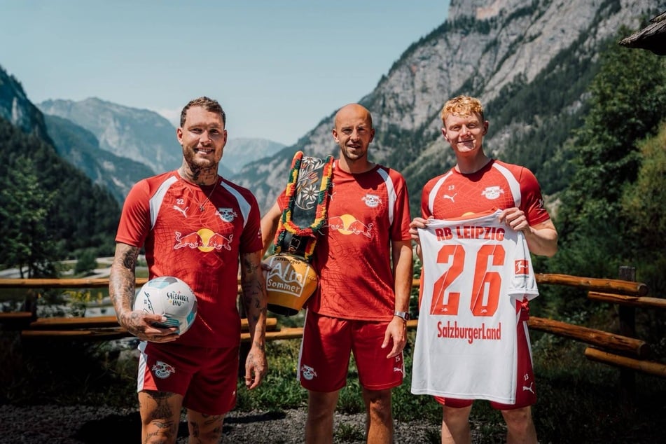 Als gebürtiger Salzburger stand Nicolas Seiwald (r.) bei der Verkündung der künftigen Partnerschaft zwischen den Roten Bullen und dem "SalzburgerLand" im Mittelpunkt - und machte direkt eine Ansage, dass er zukünftig noch wichtiger für die Sachsen werden will.