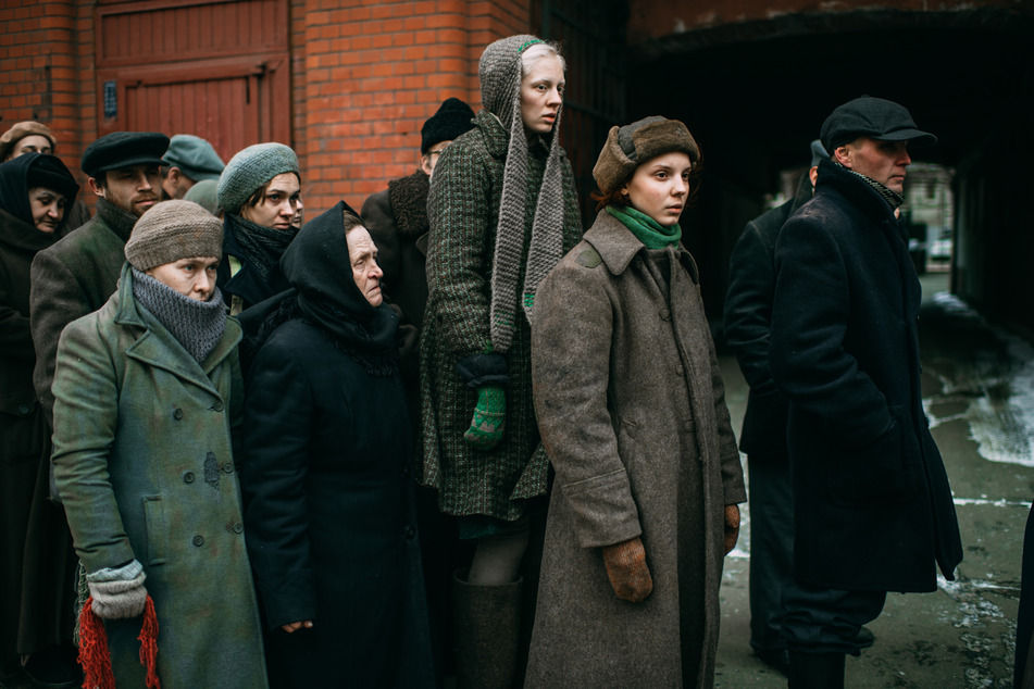 Iya (Viktoria Miroshnichenko) und Masha (Vasilisa Perelygina) leiden wie der Großteil der Restbevölkerung unter der Lebensmittelknappheit.