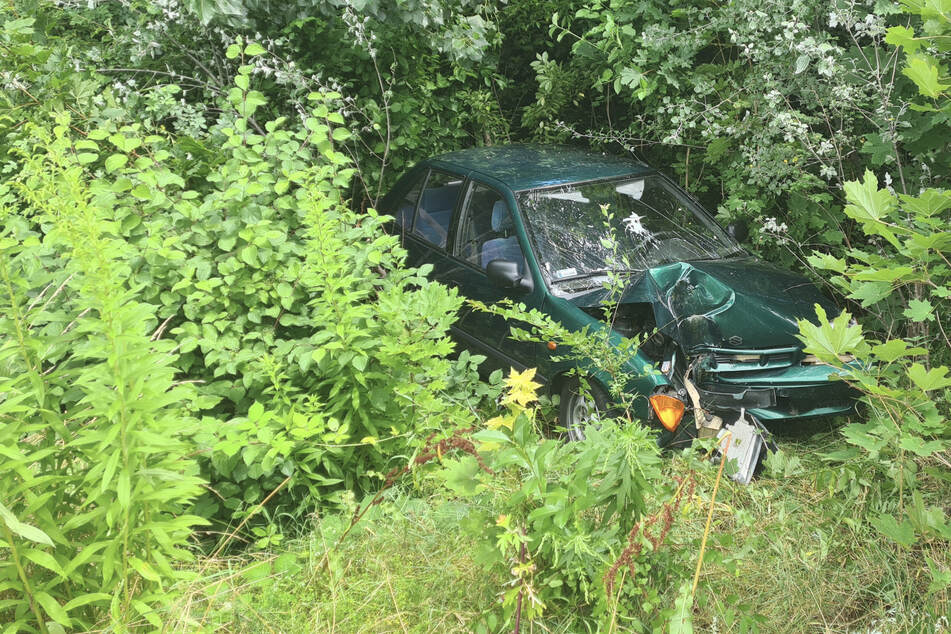 Suzuki prallt gegen Laterne: Drei Personen verletzt, darunter ein Kind