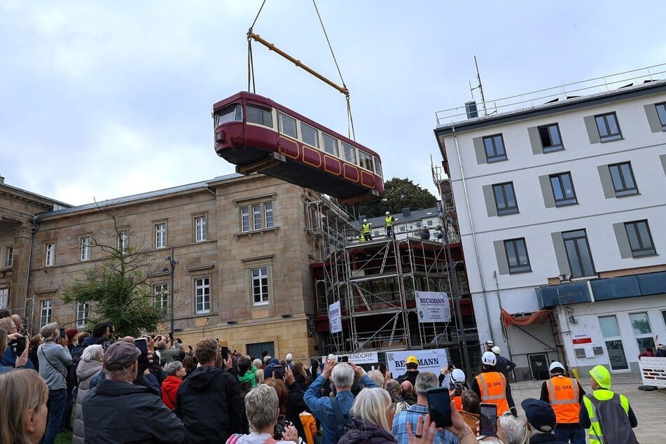 Eine Schwebebahn kehrt heim: Neuer Blickfang am Wuppertaler Hbf