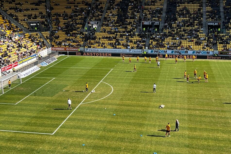 Die Dynamos machen sich bei herrlichem Frühlingswetter warm.