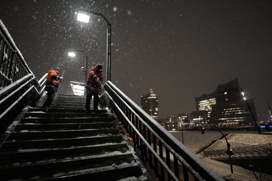 Der Winterdienst ist in Hamburg erneut seit der Nacht im Einsatz.