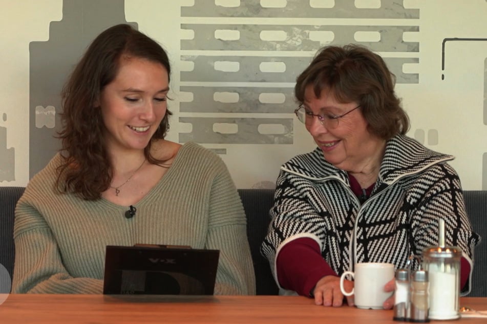 Svenja (30, l.) und Bernadette (75) freuen sich auf das Urlaubs-Menü von Ines (28).