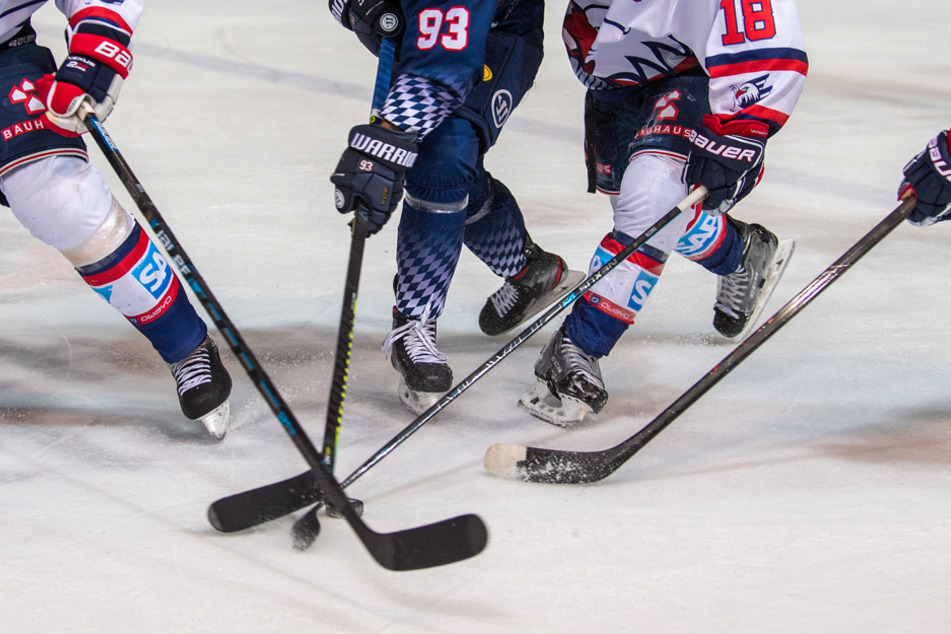 Mehr staatliche Hilfe für Eishockey? In der DEL will man nicht nur den Profi-Fußball gefördert sehen. (Symbolbild/Archiv)