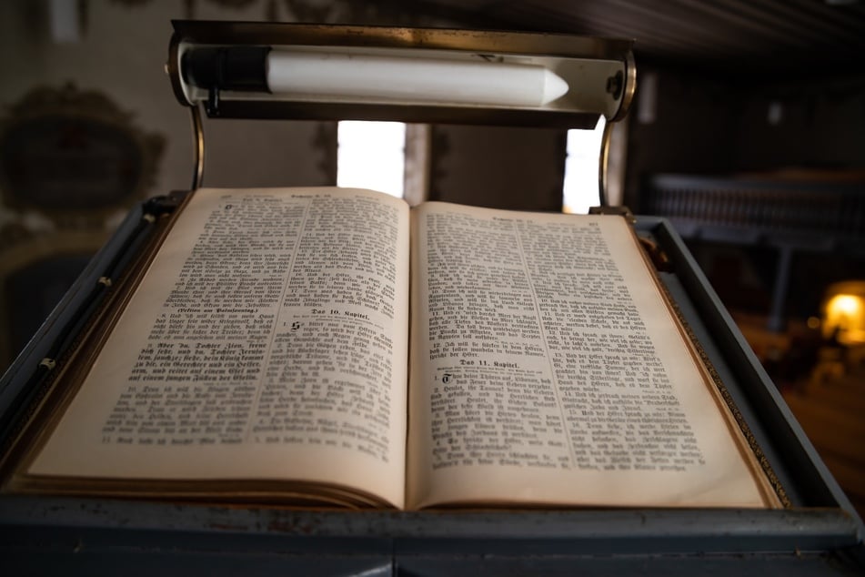 Im Gottesdienst spielen Bibel, Gesang und Predigt eine zentrale Rolle.