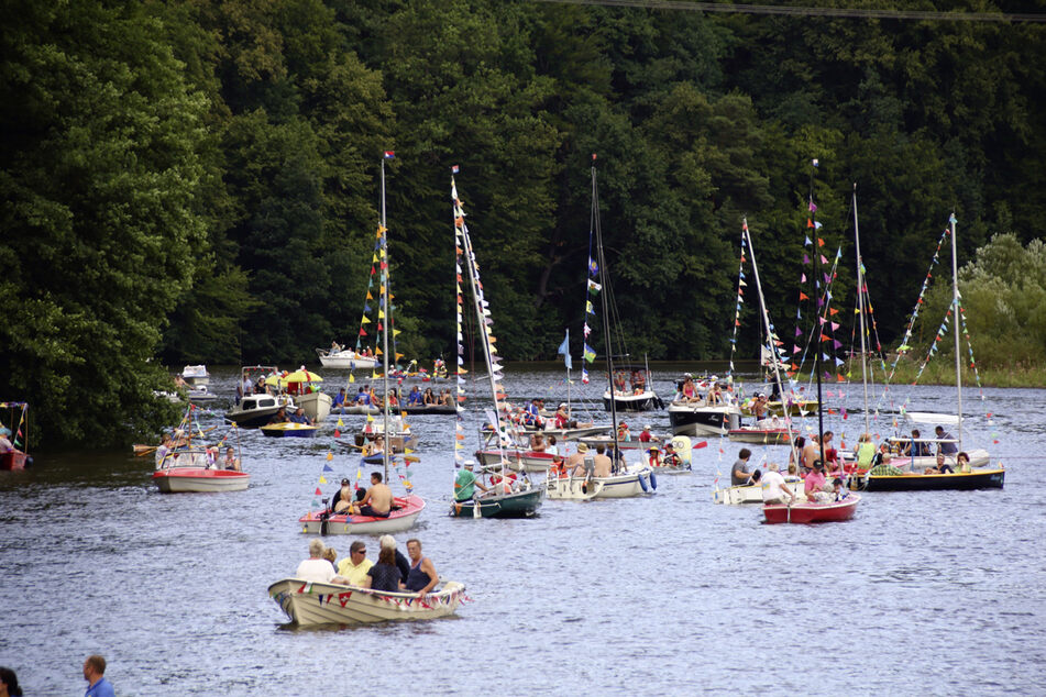 Die Bootsparade gehört zu den Höhepunkten des Talsperrenfestes in Kriebstein.