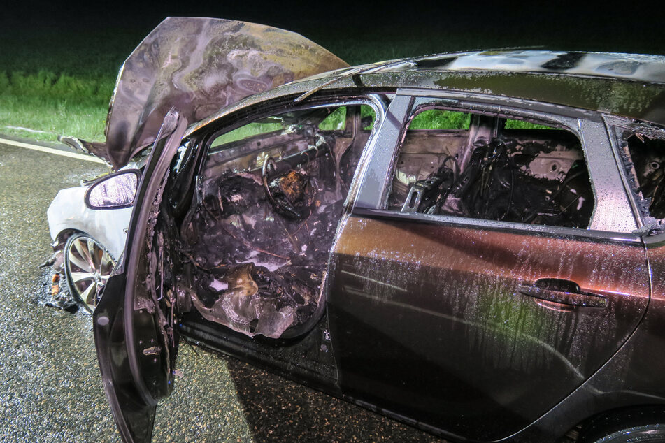 Völlig ausgebrannt! Der Opel wurde durch das Feuer komplett zerstört.