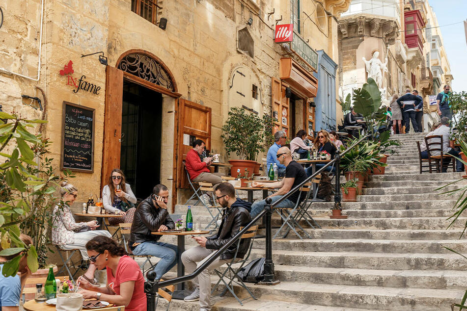Entspannt, esst und trinkt in einem der vielen Restaurant und Café auf der Strada Stretta.
