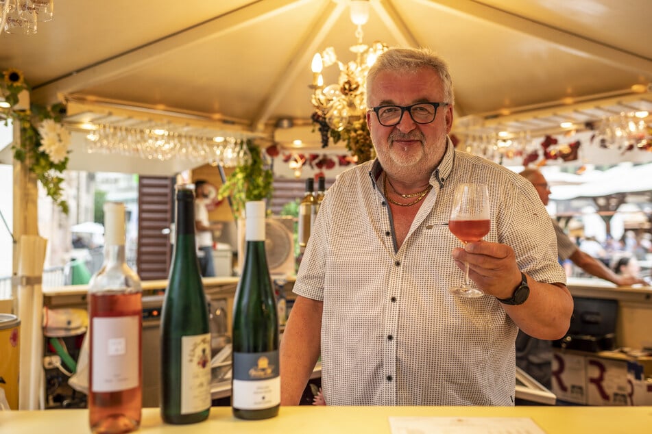 Gerald Uhlig (63) hofft, dass das Weindorf nächstes Jahr wieder unter normalen Bedingungen stattfindet.